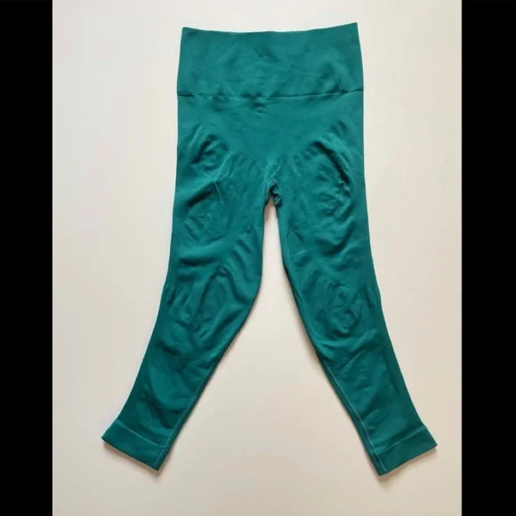 Lululemon Zone In Crop - Picture 3 of 5